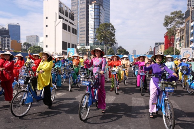 Chương trình Diễu hành Áo dài “Tôi yêu Áo dài Việt Nam” - Lễ hội Áo dài TP. HCM lần 8 năm 2022 - Hình 7