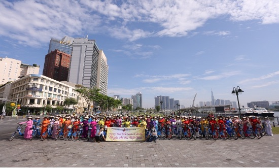 Chương trình Diễu hành Áo dài “Tôi yêu Áo dài Việt Nam” - Lễ hội Áo dài TP. HCM lần 8 năm 2022 - Hình 9