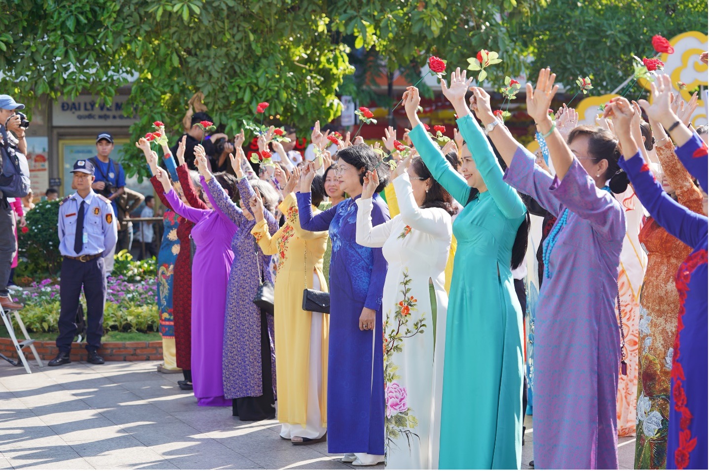 RỰC RỠ SẮC MÀU THÀNH PHỐ HỒ CHÍ MINH CÙNG 5000 CHỊ EM PHỤ NỮ TRONG CHIẾC ÁO DÀI MANG ĐẶC TRƯNG VĂN HÓA VIỆT NAM - Hình 4